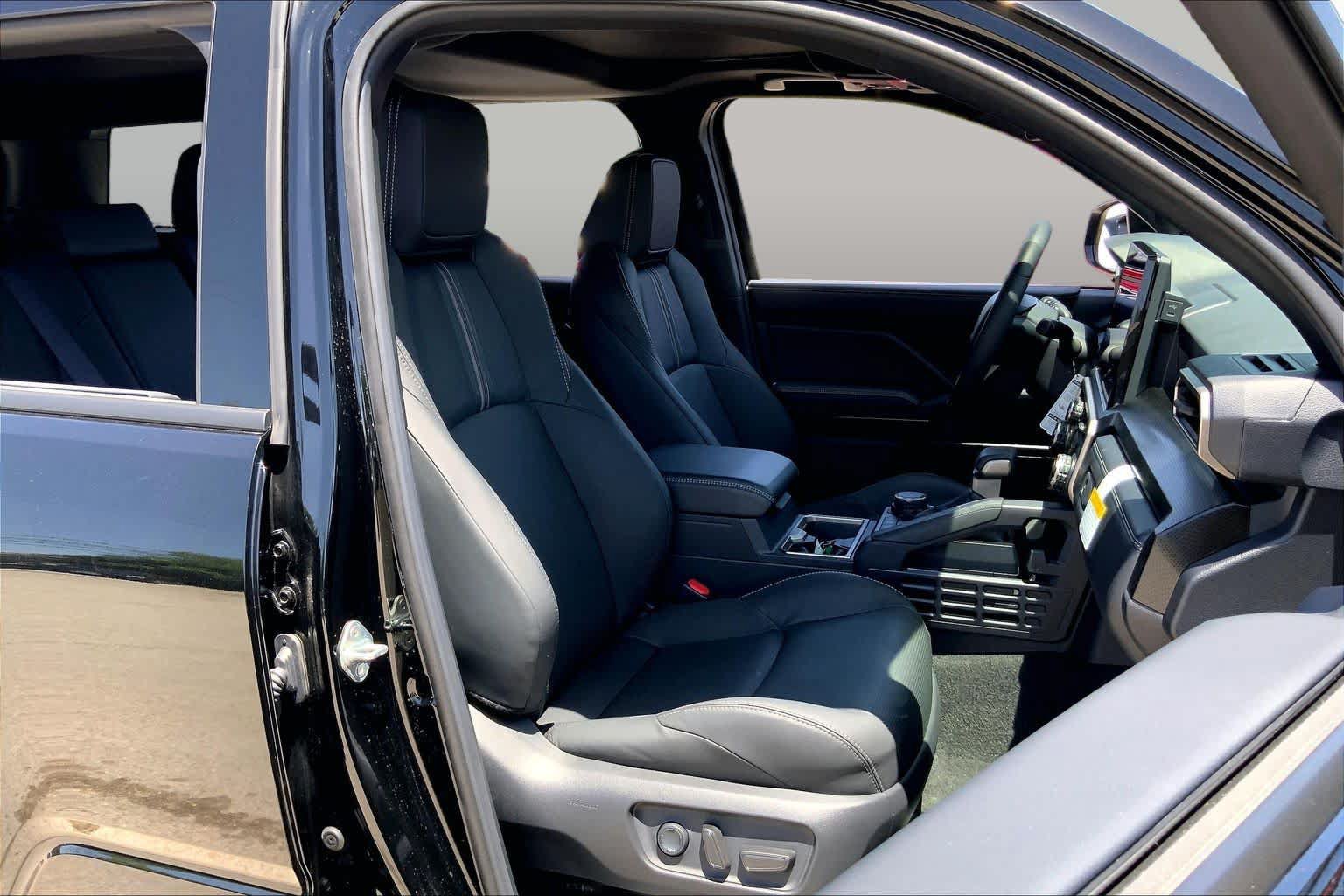 Used 2025 Toyota 4Runner Limited AWD/4WD image 9