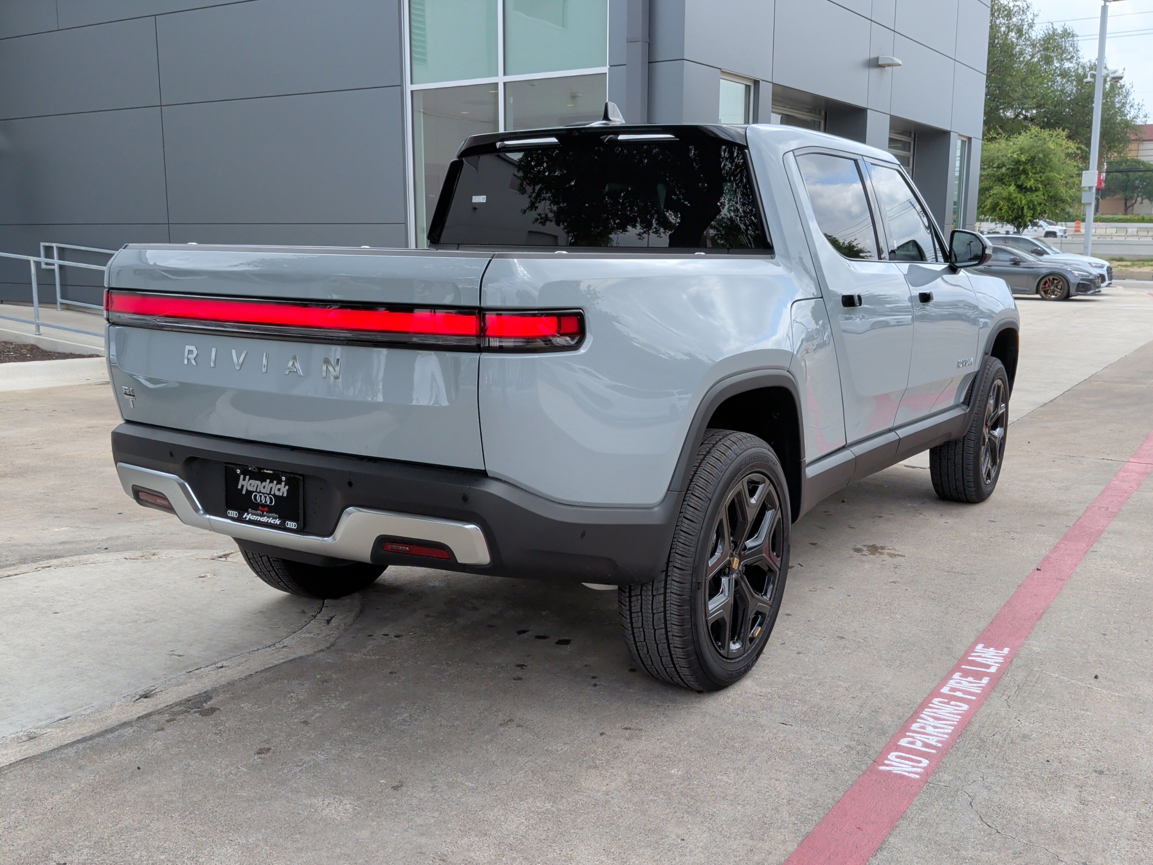 Used 2023 Rivian R1T Adventure image 10