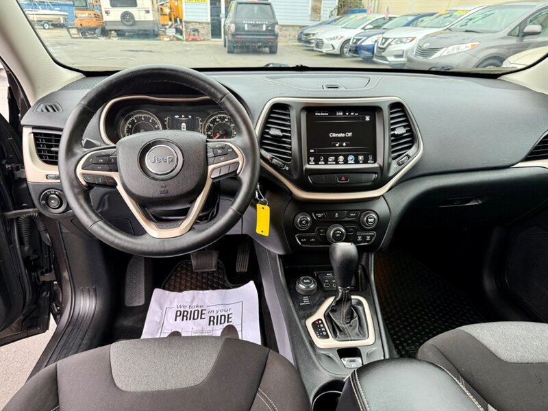 Used 2014 Jeep Cherokee Latitude w/ Cold Weather Group AWD/4WD image 9