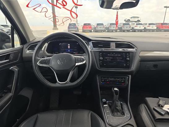 Used 2023 Volkswagen Tiguan SE w/ Panoramic Sunroof Package image 7