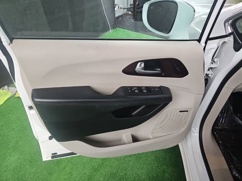 Used 2017 Chrysler Pacifica Limited FWD image 38