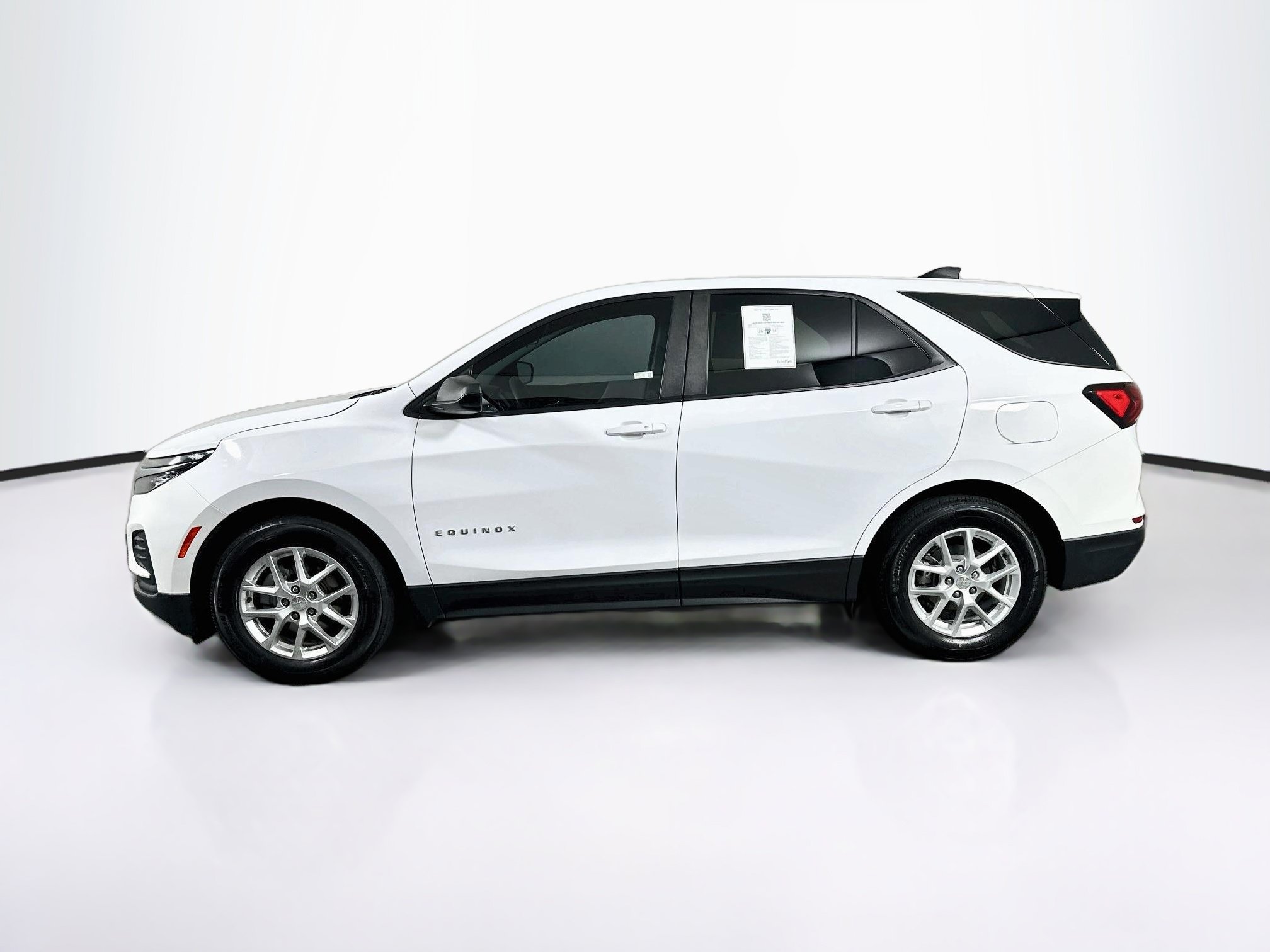 Used 2024 Chevrolet Equinox LS w/ LS Convenience Package FWD image 4