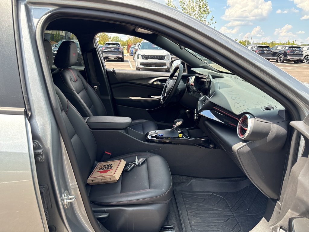 Used 2025 Chevrolet Trax RS w/ Driver Confidence Package FWD image 30