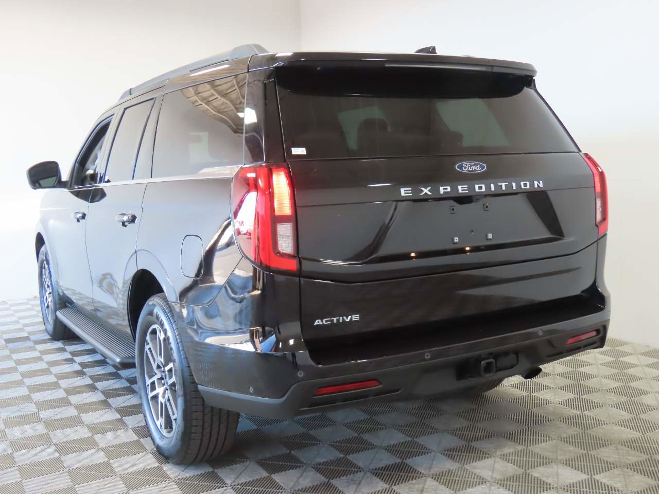Used 2025 Ford Expedition Active image 3