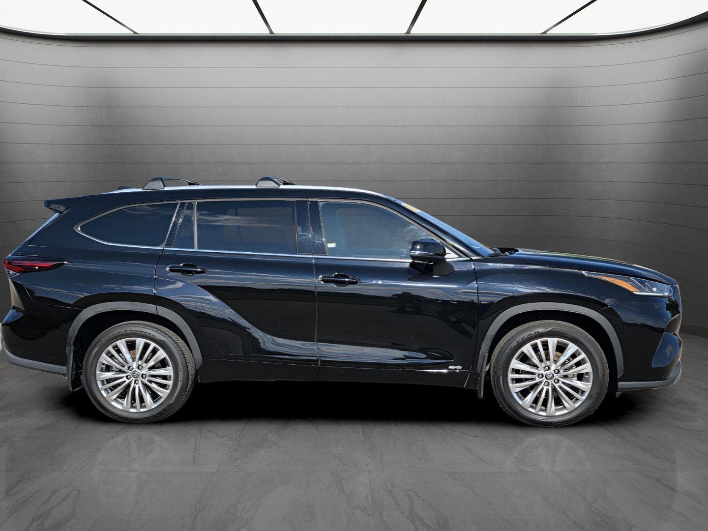 Used 2025 Toyota Highlander Platinum image 4