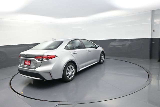 Used 2022 Toyota Corolla LE FWD image 3