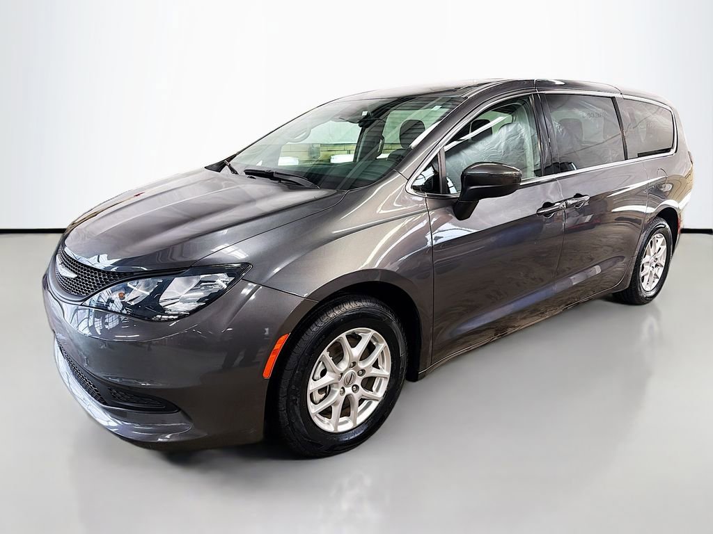 Used 2023 Chrysler Voyager LX image 3