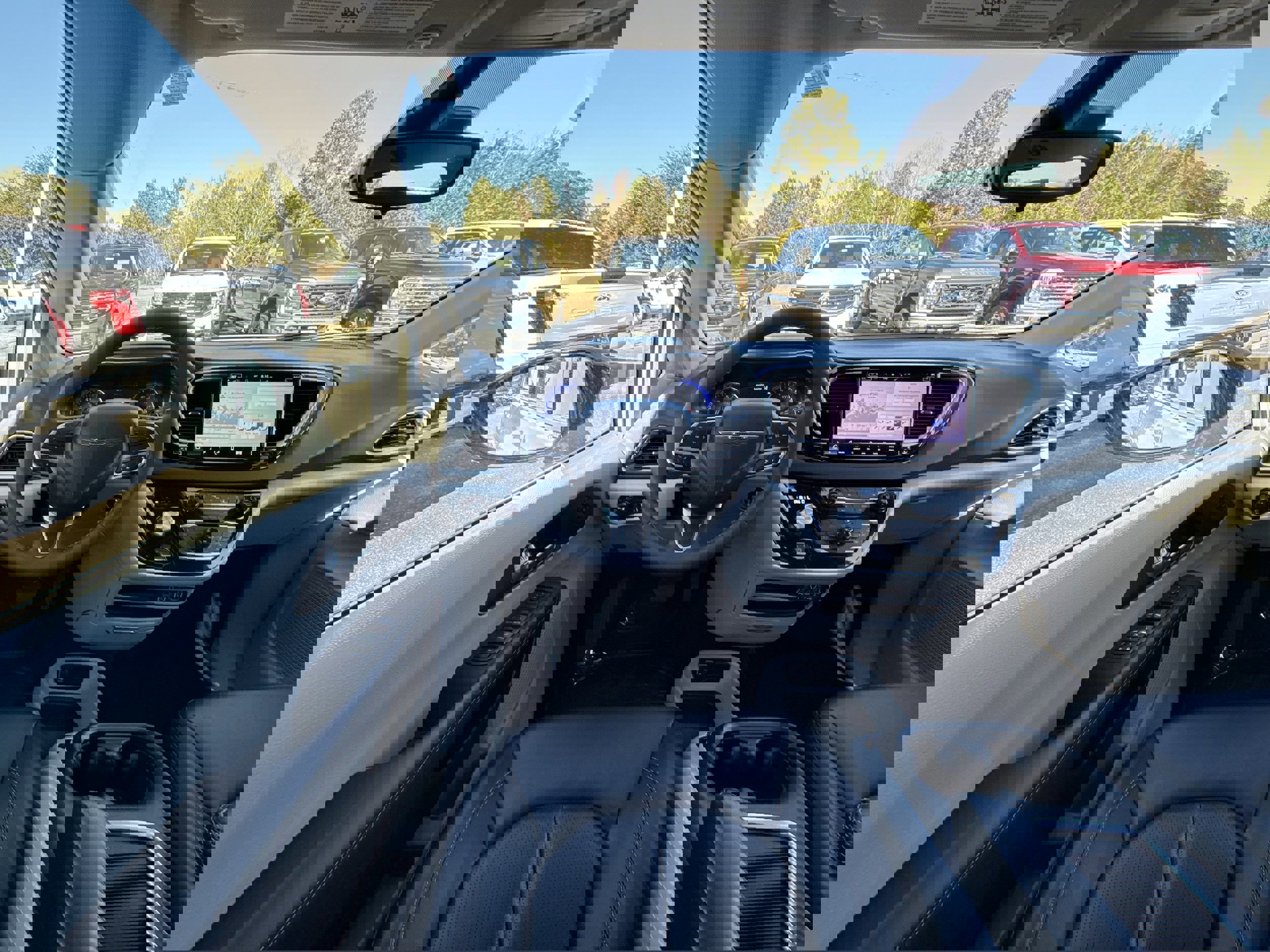 Used 2024 Chrysler Pacifica Touring-L image 12