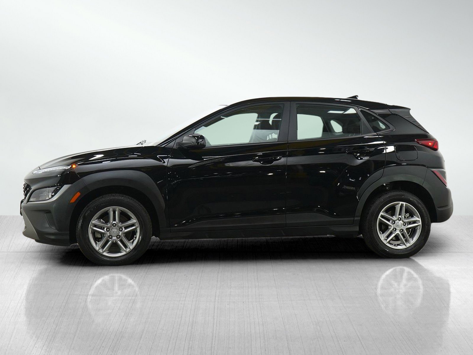 Used 2023 Hyundai Kona SE image 2