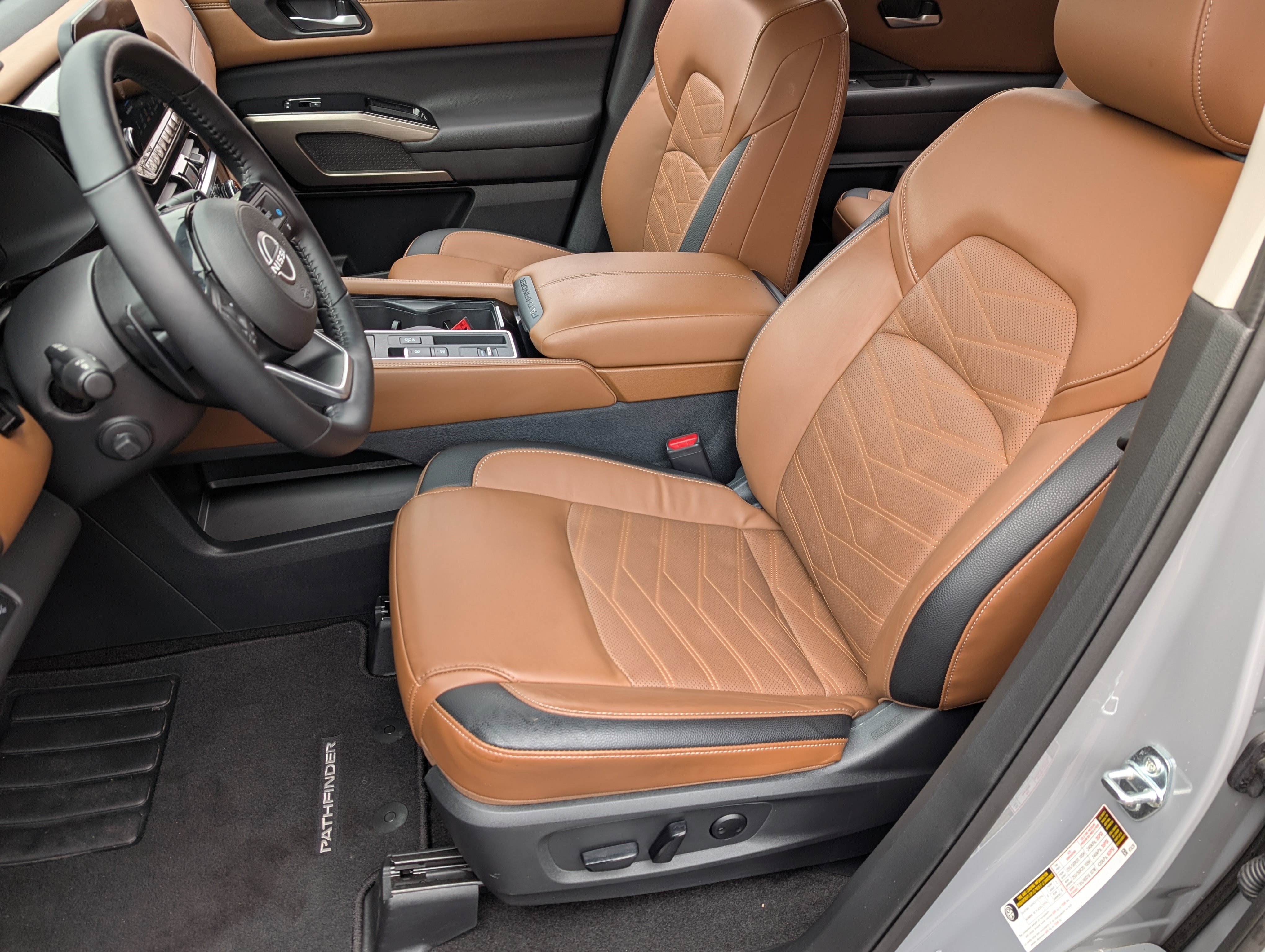 Used 2025 Nissan Pathfinder Platinum w/ Cargo Package image 16