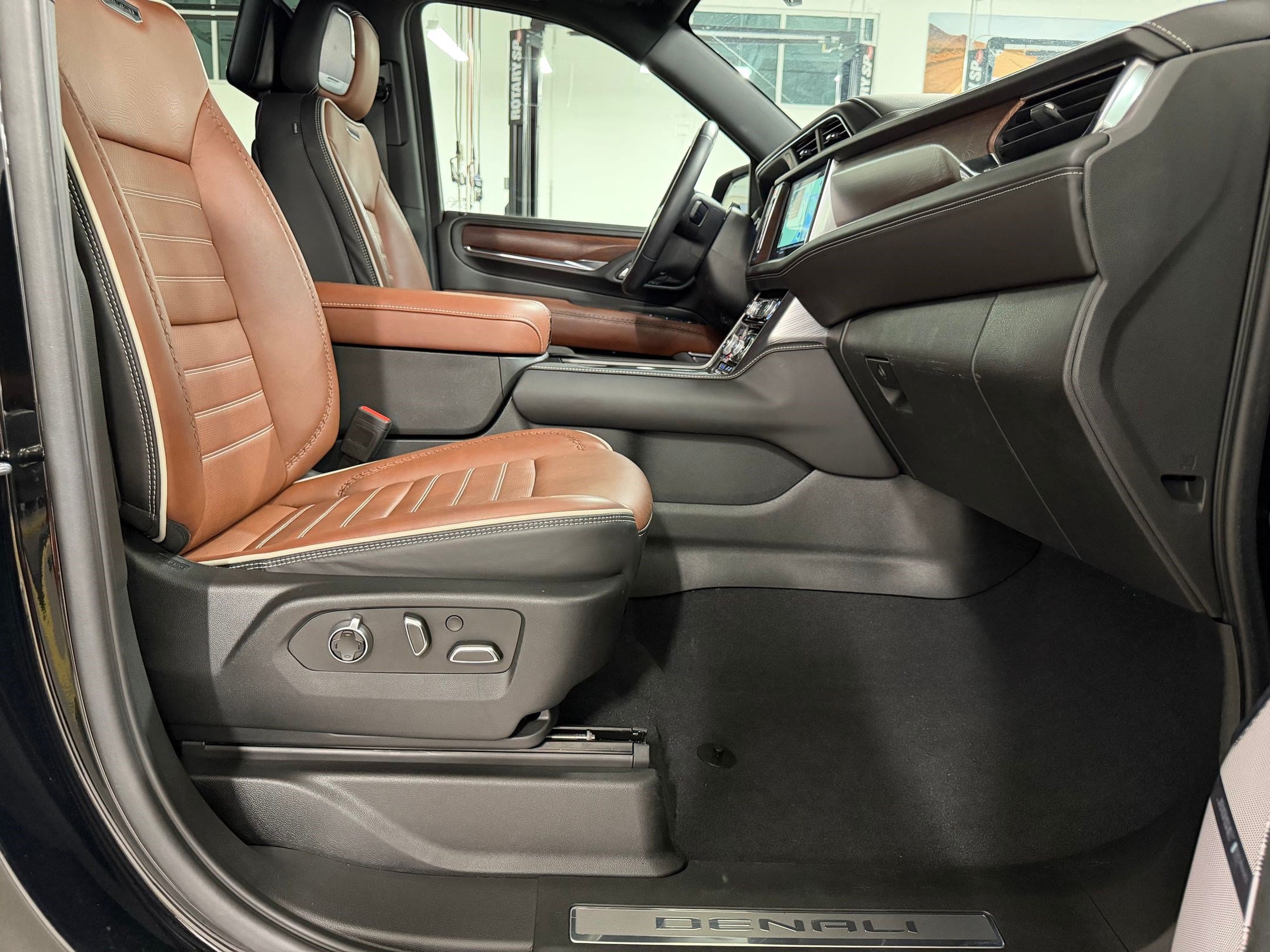 Used 2023 GMC Yukon Denali Ultimate AWD/4WD image 34