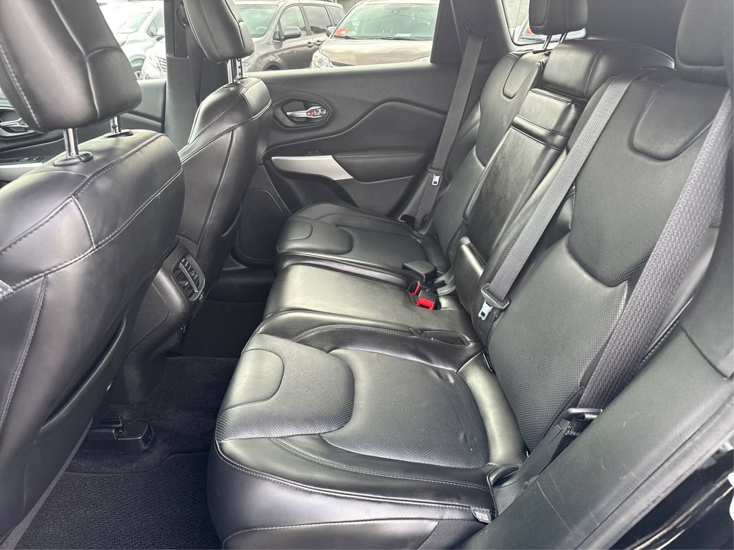 Used 2018 Jeep Cherokee Overland AWD/4WD image 11