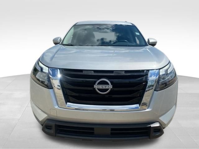 Used 2025 Nissan Pathfinder SV image 2