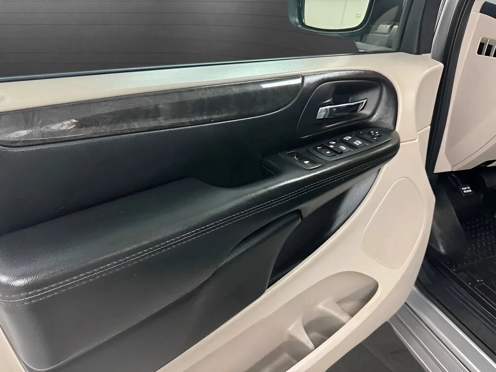 Used 2017 Dodge Grand Caravan SXT w/ Quick Order Package 29G SXT FWD image 9