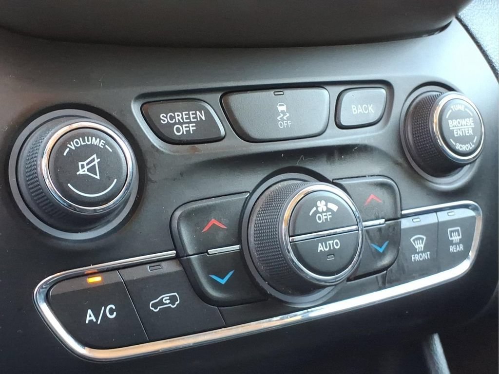 Used 2016 Jeep Cherokee Limited AWD/4WD image 12