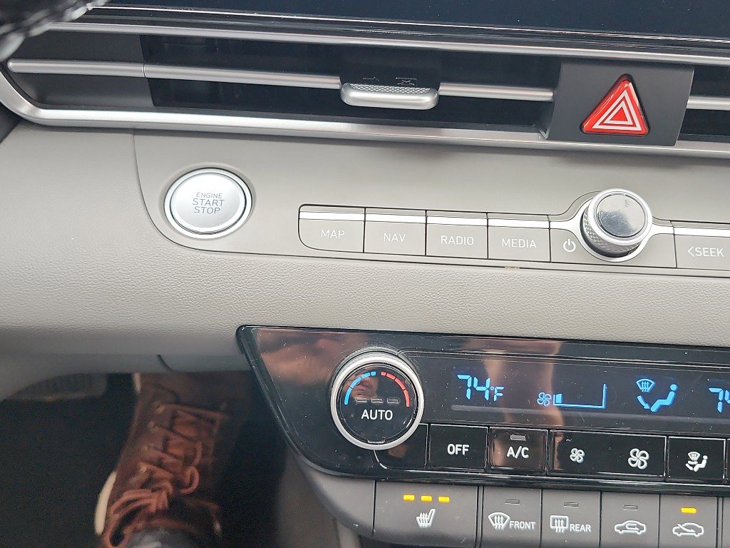 Used 2023 Hyundai Elantra SEL w/ Convenience Package image 25