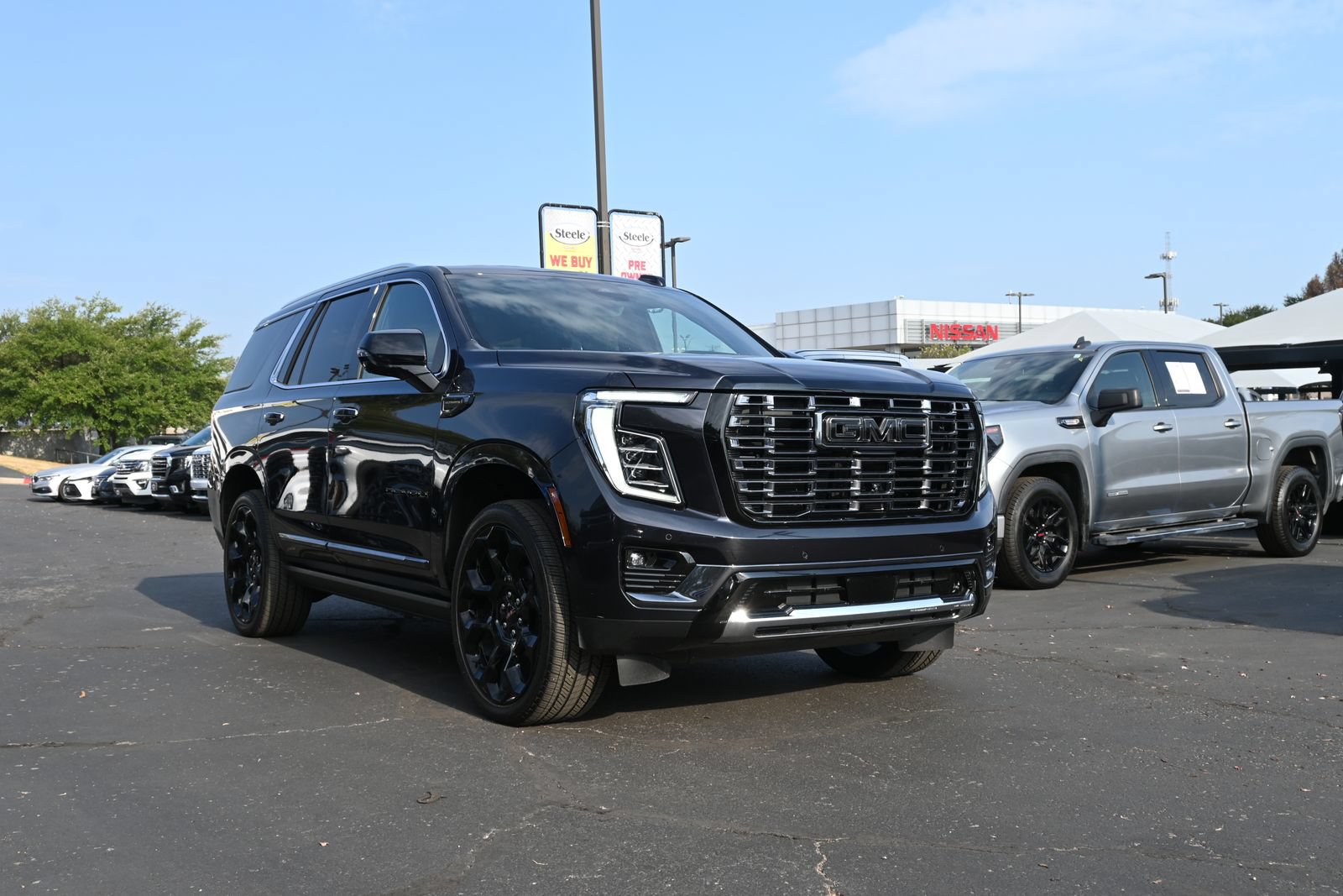 Used 2025 GMC Yukon Denali Ultimate AWD/4WD image 3
