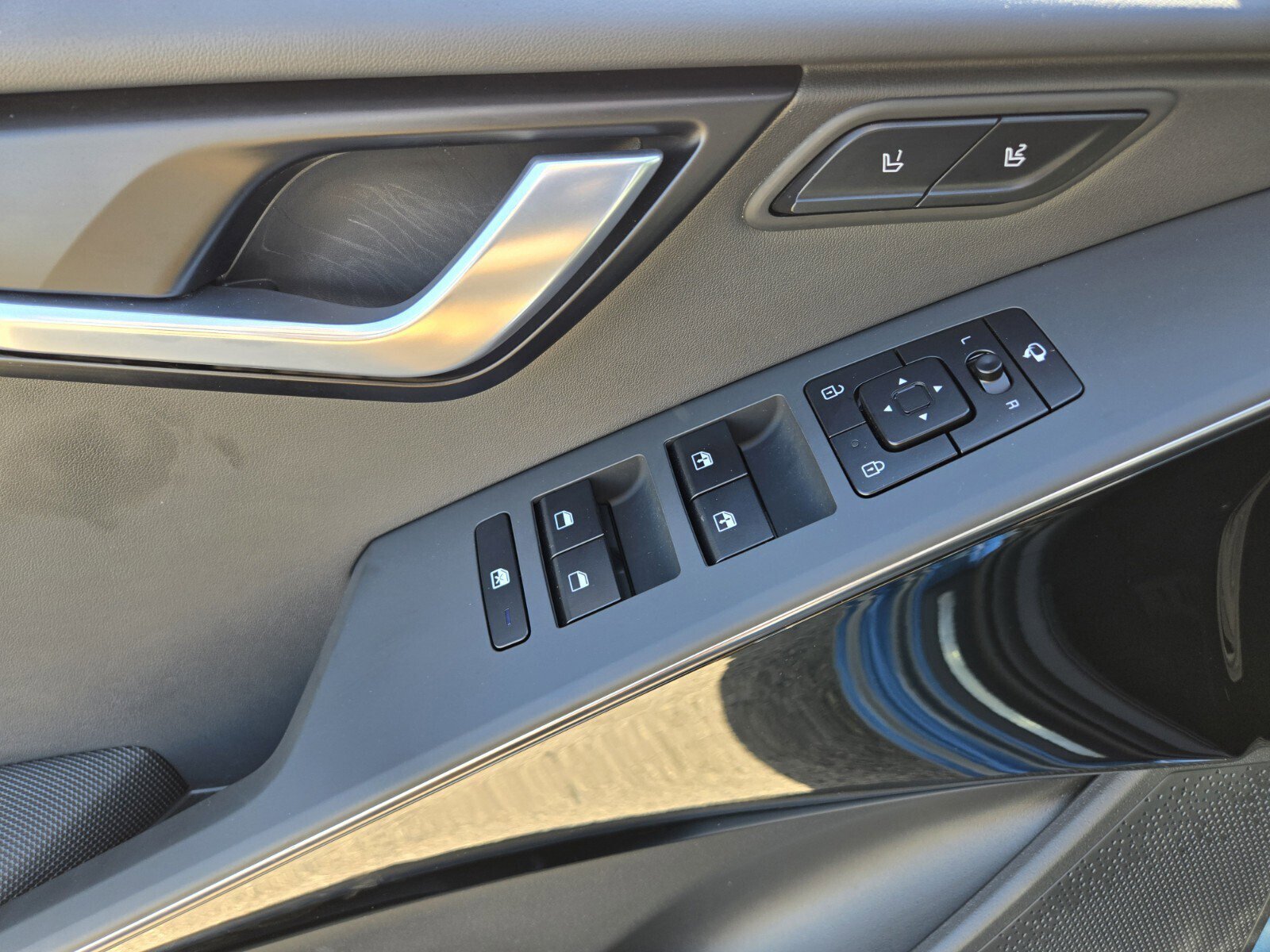 Used 2024 Kia Niro SX Touring image 18