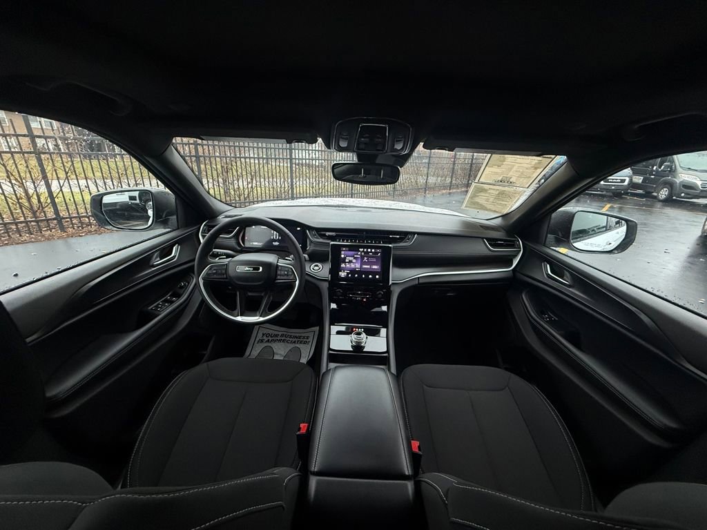 Used 2024 Jeep Grand Cherokee Laredo X image 13