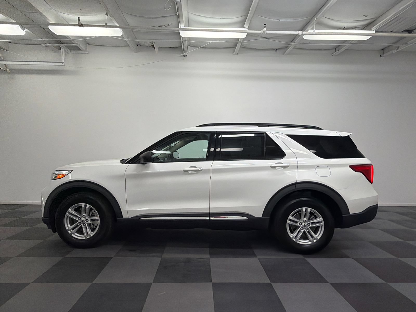 Used 2020 Ford Explorer XLT w/ Comfort Package AWD/4WD image 4