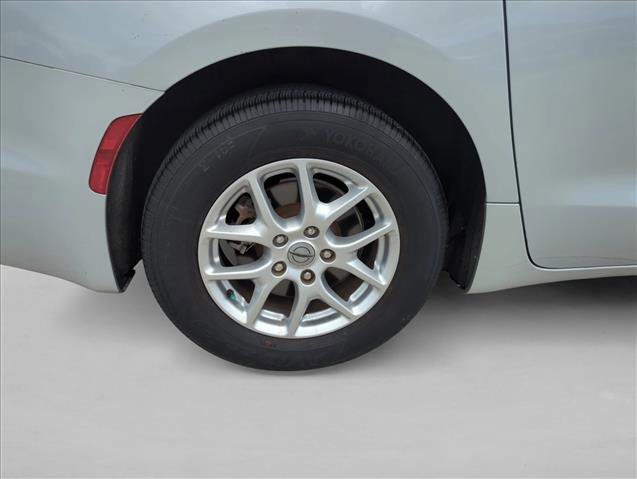 Used 2023 Chrysler Pacifica Touring-L FWD image 28