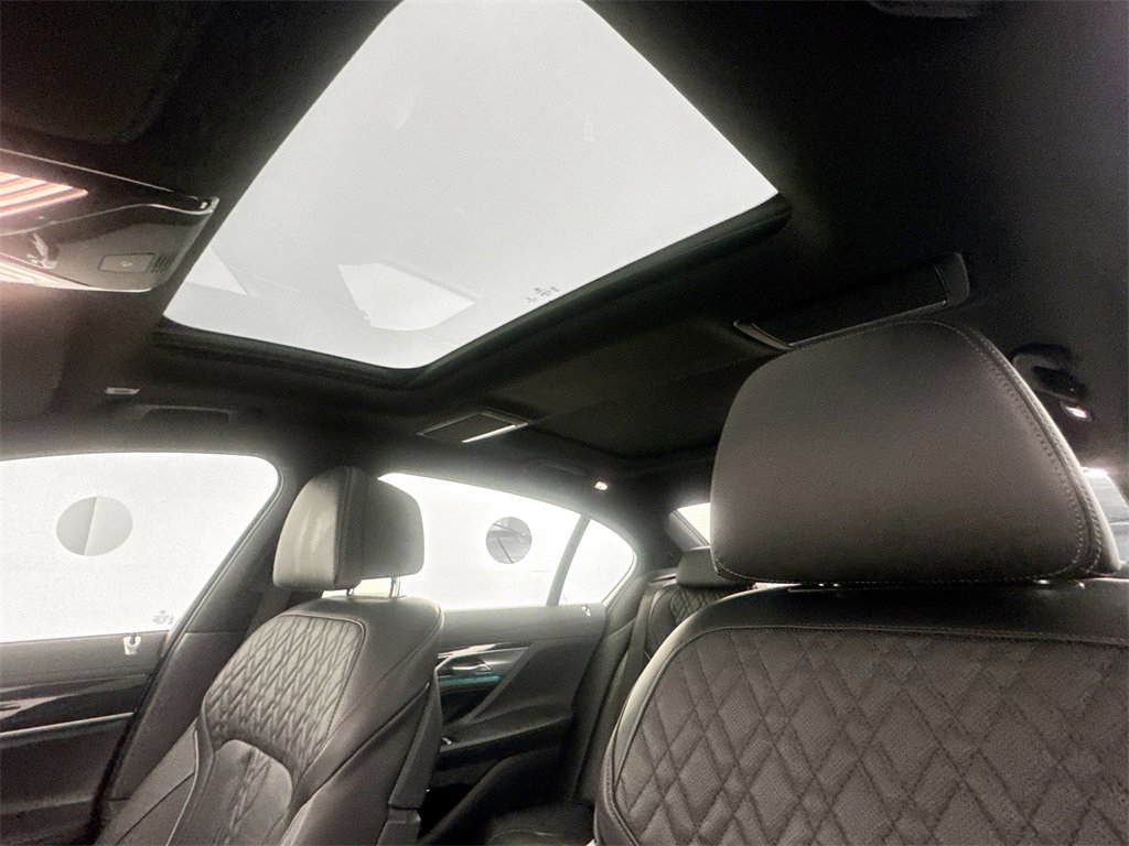 Used 2019 BMW 750i image 20