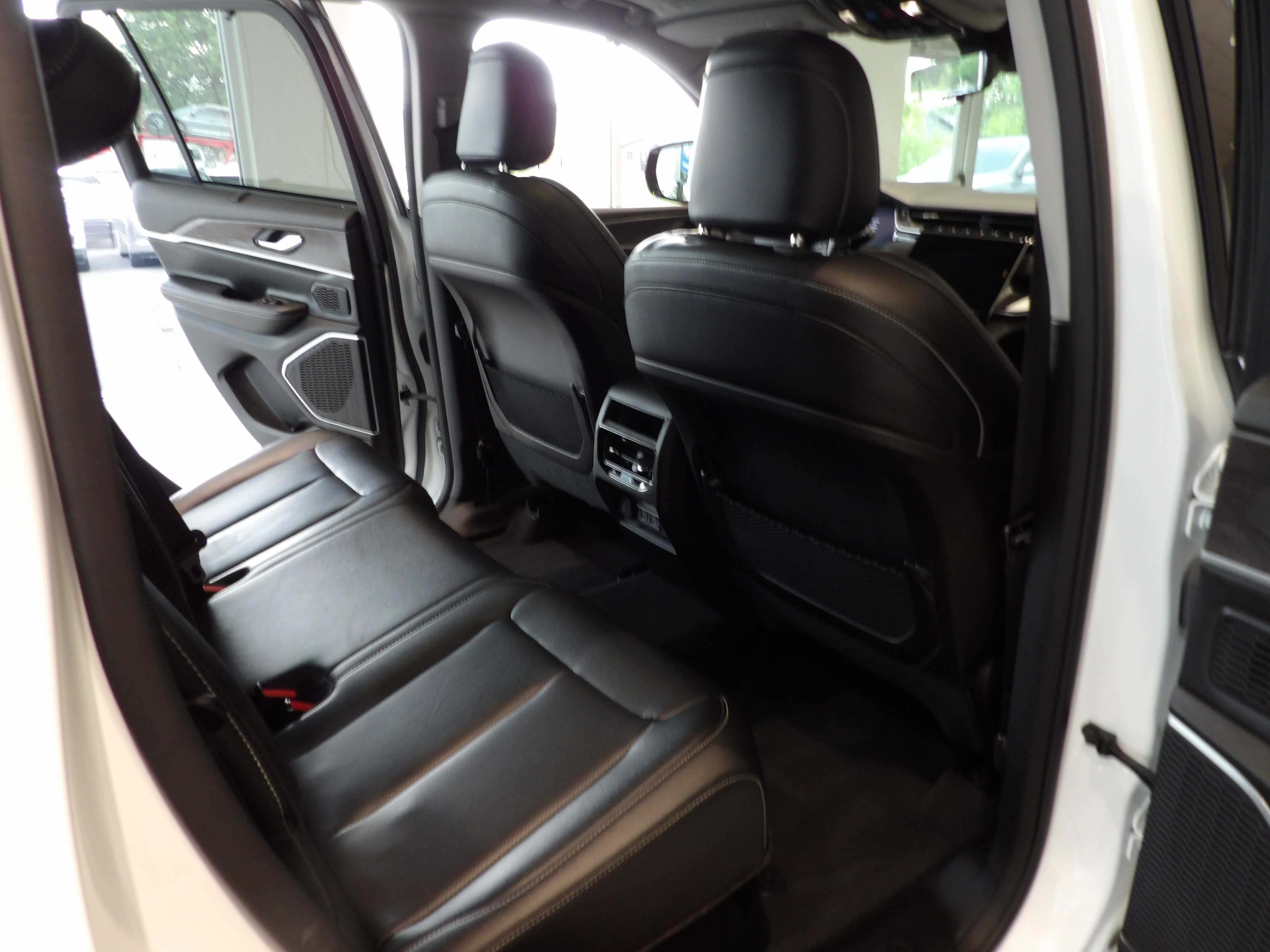 Used 2022 Jeep Grand Cherokee Limited 4xe w/ Luxury Tech Group II AWD/4WD image 20