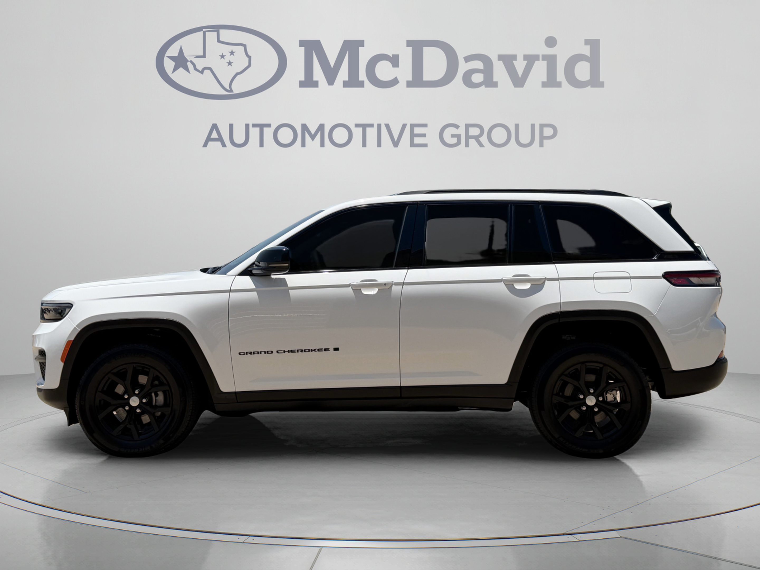 Used 2025 Jeep Grand Cherokee Altitude RWD image 4