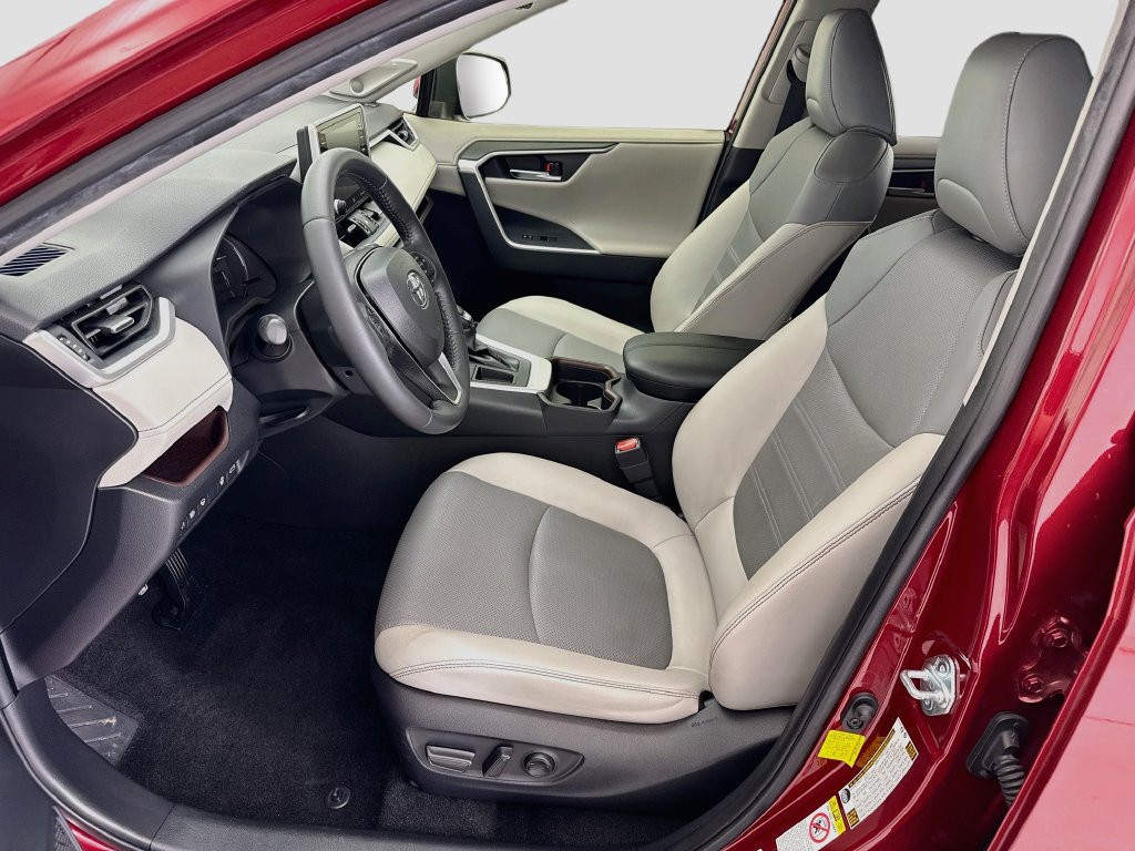 Used 2019 Toyota RAV4 Limited w/ Cold Weather Package FWD image 18
