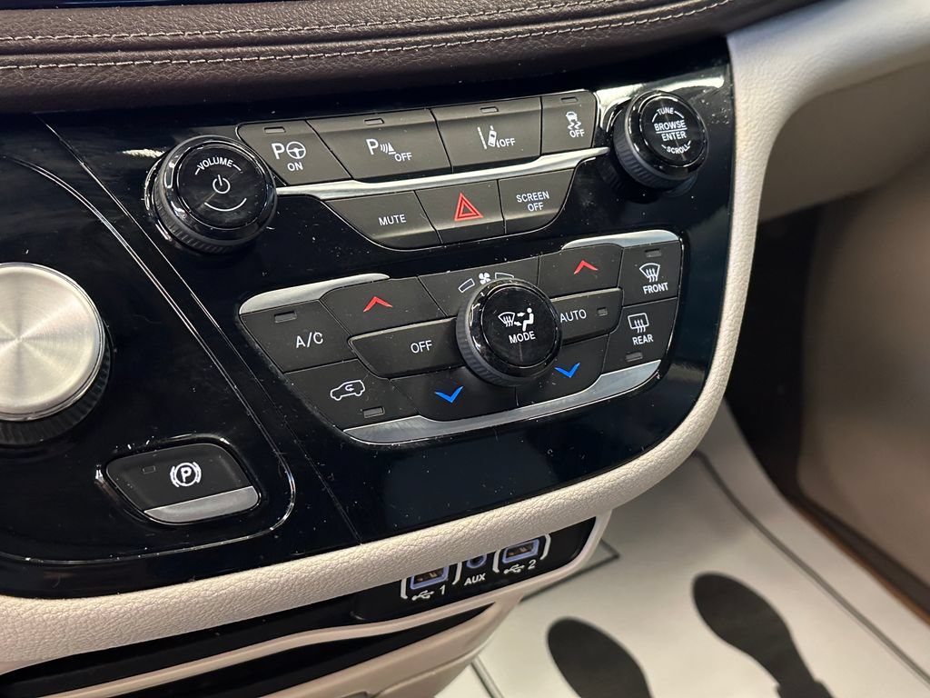 Used 2021 Chrysler Pacifica Touring-L FWD image 15