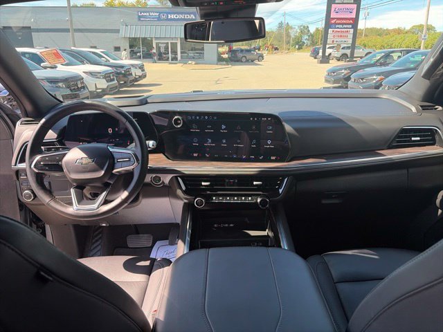 Used 2025 Chevrolet Suburban Z71 AWD/4WD image 13