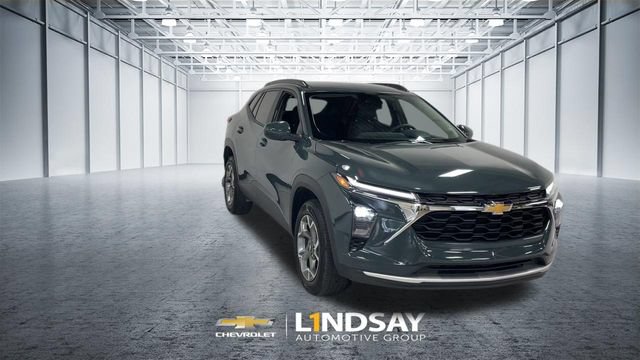 Certified 2025 Chevrolet Trax LT FWD image 2
