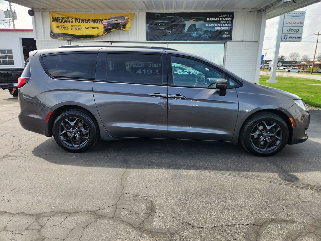 Used 2018 Chrysler Pacifica Limited w/ S Appearance Package image 2