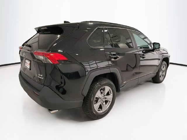 Certified 2022 Toyota RAV4 XLE w/ XLE Grade Weather Package AWD/4WD image 6