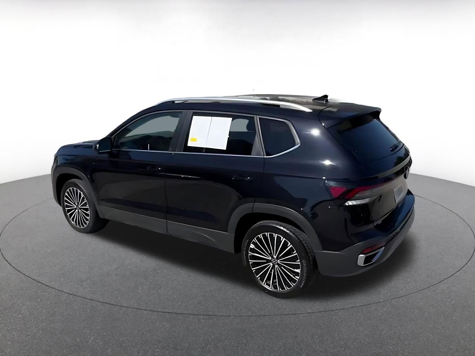 Used 2025 Volkswagen Taos SE FWD image 10