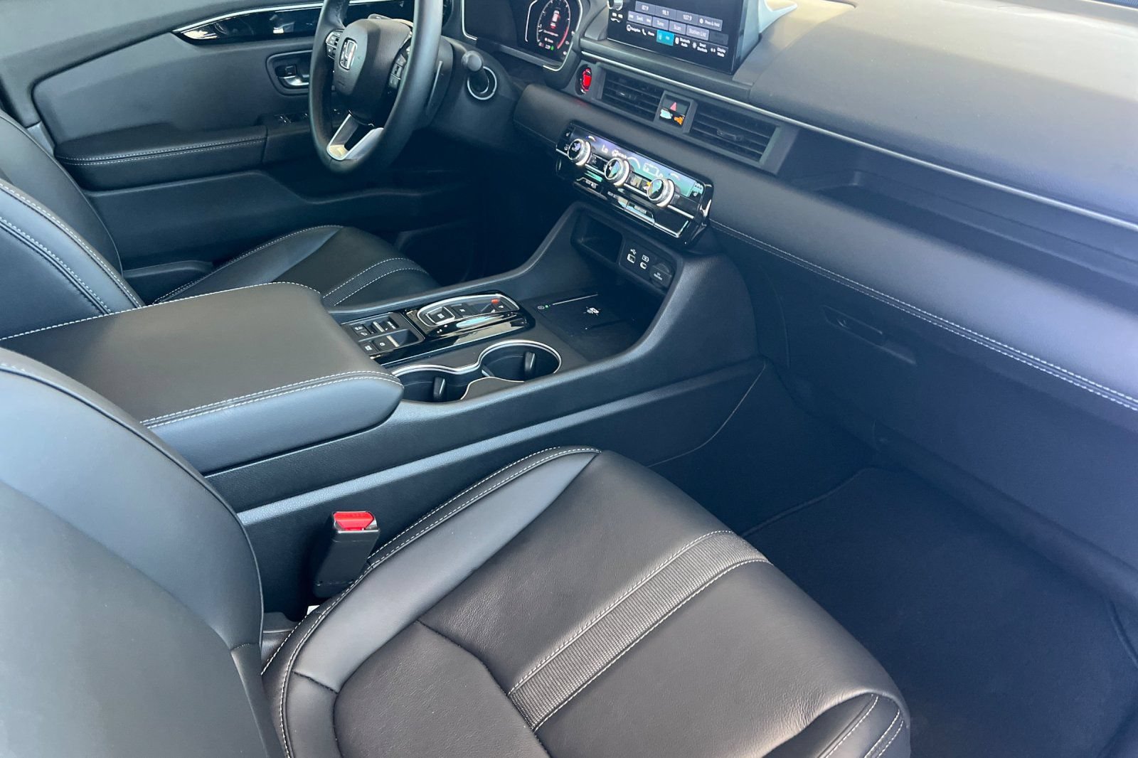 Used 2025 Honda Pilot Touring image 14