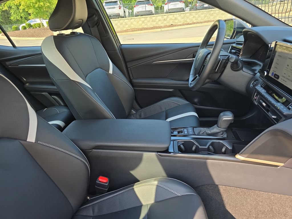 Used 2025 Toyota Camry SE w/ Convenience Package FWD image 10