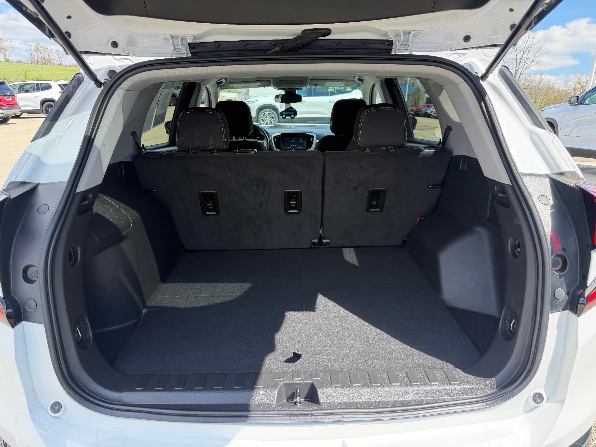 Used 2023 GMC Terrain SLE w/ Driver Convenience Package image 13