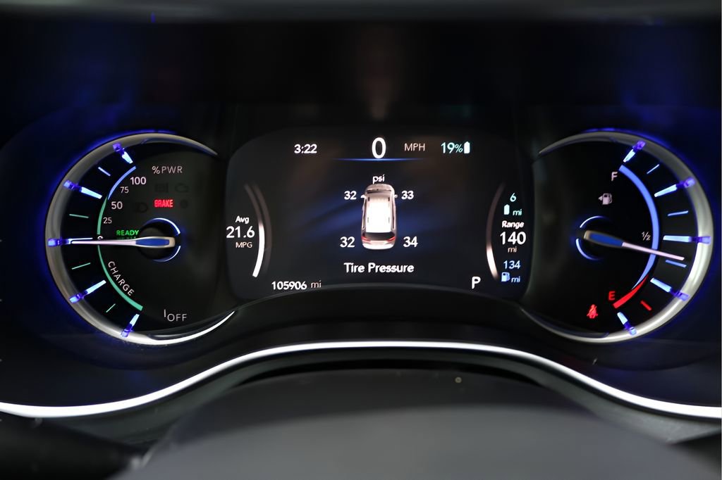 Used 2018 Chrysler Pacifica Limited w/ Advanced Safetytec Group FWD image 29