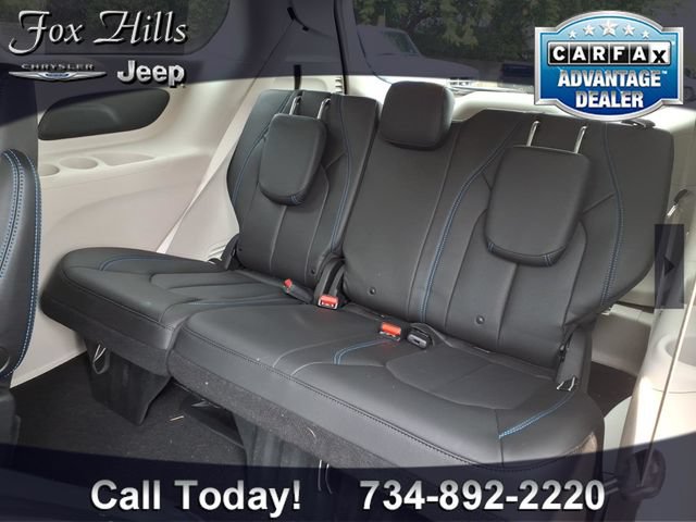 Used 2021 Chrysler Pacifica Touring-L FWD image 11