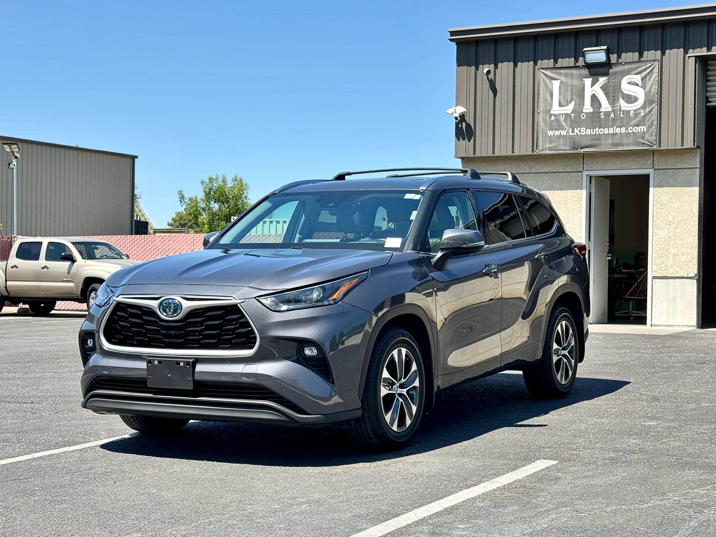 Used 2021 Toyota Highlander XLE AWD/4WD image 3