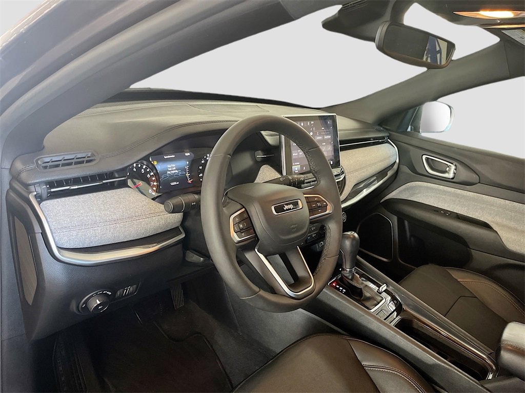 Used 2023 Jeep Compass Latitude image 9
