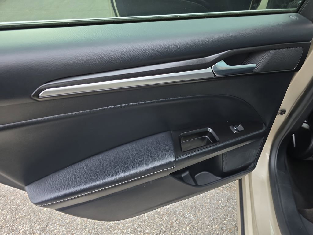 Used 2018 Ford Fusion Titanium image 15