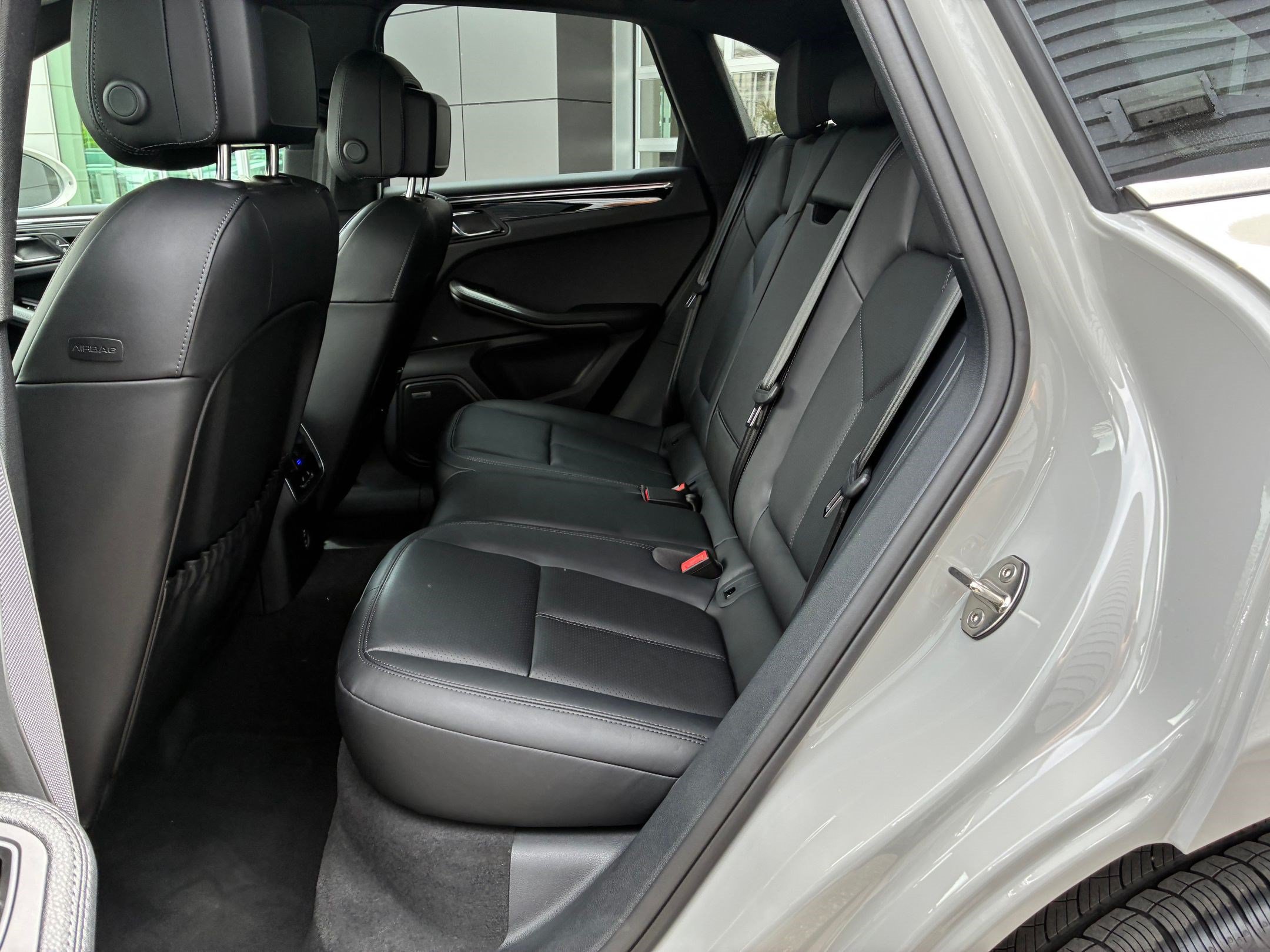 Used 2025 Porsche Macan AWD/4WD image 27