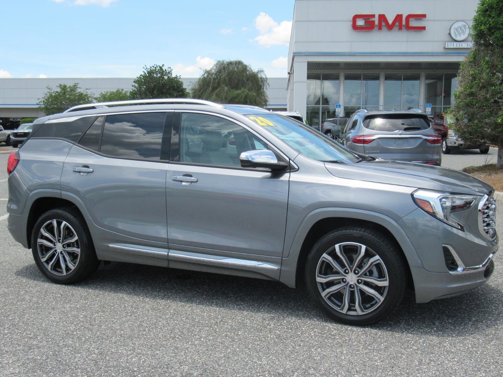 Used 2020 GMC Terrain Denali w/ Denali Premium Package FWD image 2
