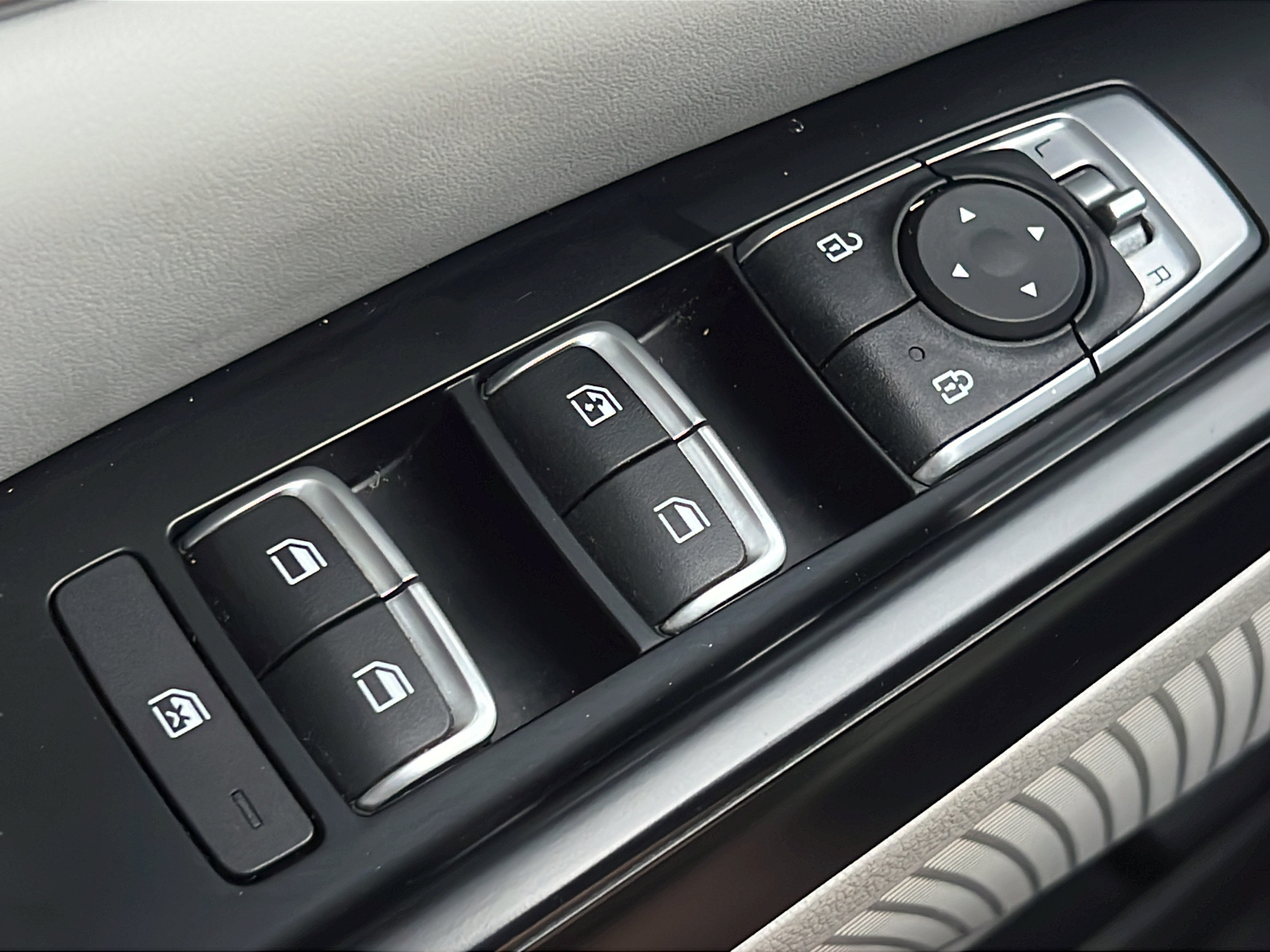 Used 2023 Kia Carnival LX FWD image 16