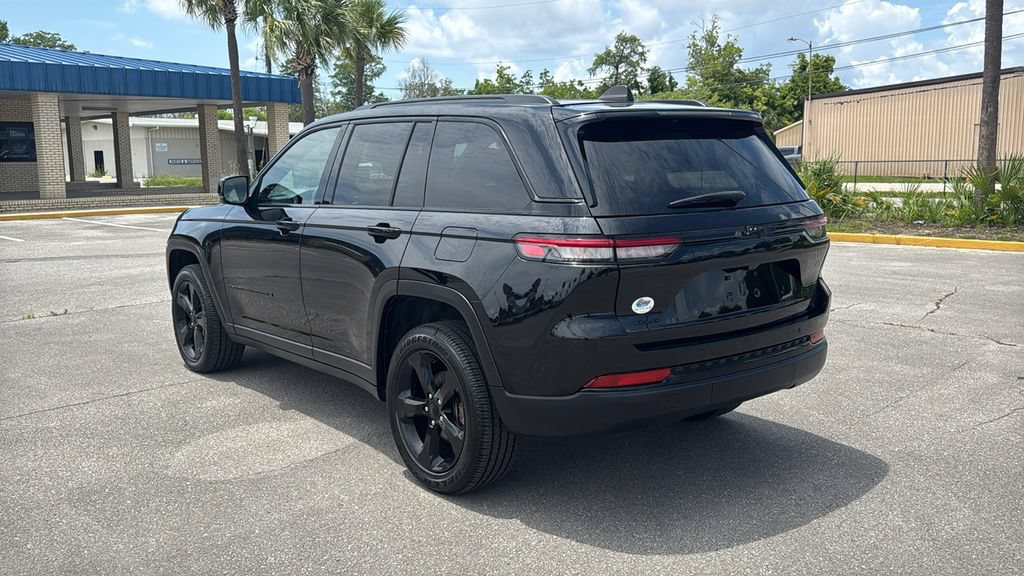 Used 2023 Jeep Grand Cherokee Altitude AWD/4WD image 4