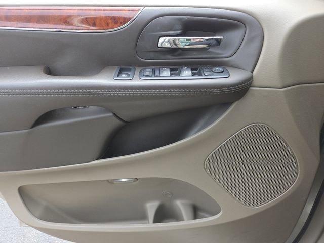 Used 2015 Chrysler Town & Country Touring FWD image 27