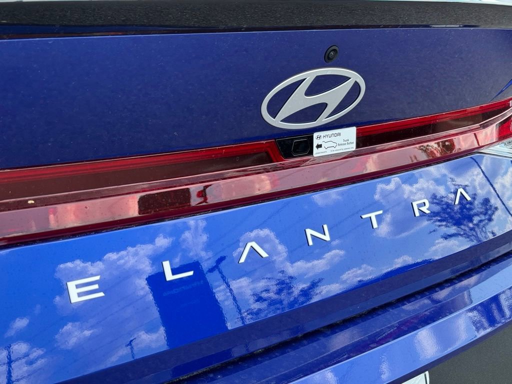 Used 2025 Hyundai Elantra Sport image 12