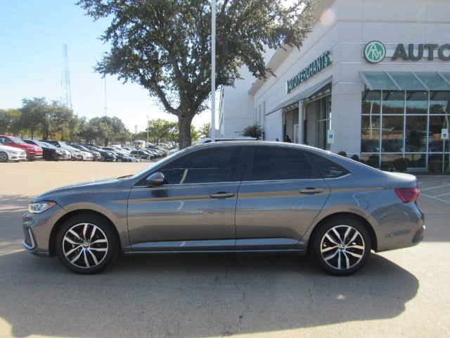 Used 2025 Volkswagen Jetta SE FWD image 14